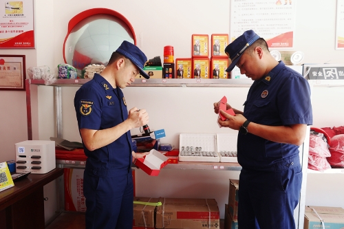 南江大隊(duì)聯(lián)合縣市場(chǎng)監(jiān)管局開(kāi)展消防產(chǎn)品專項(xiàng)檢查，筑牢基層安全防線